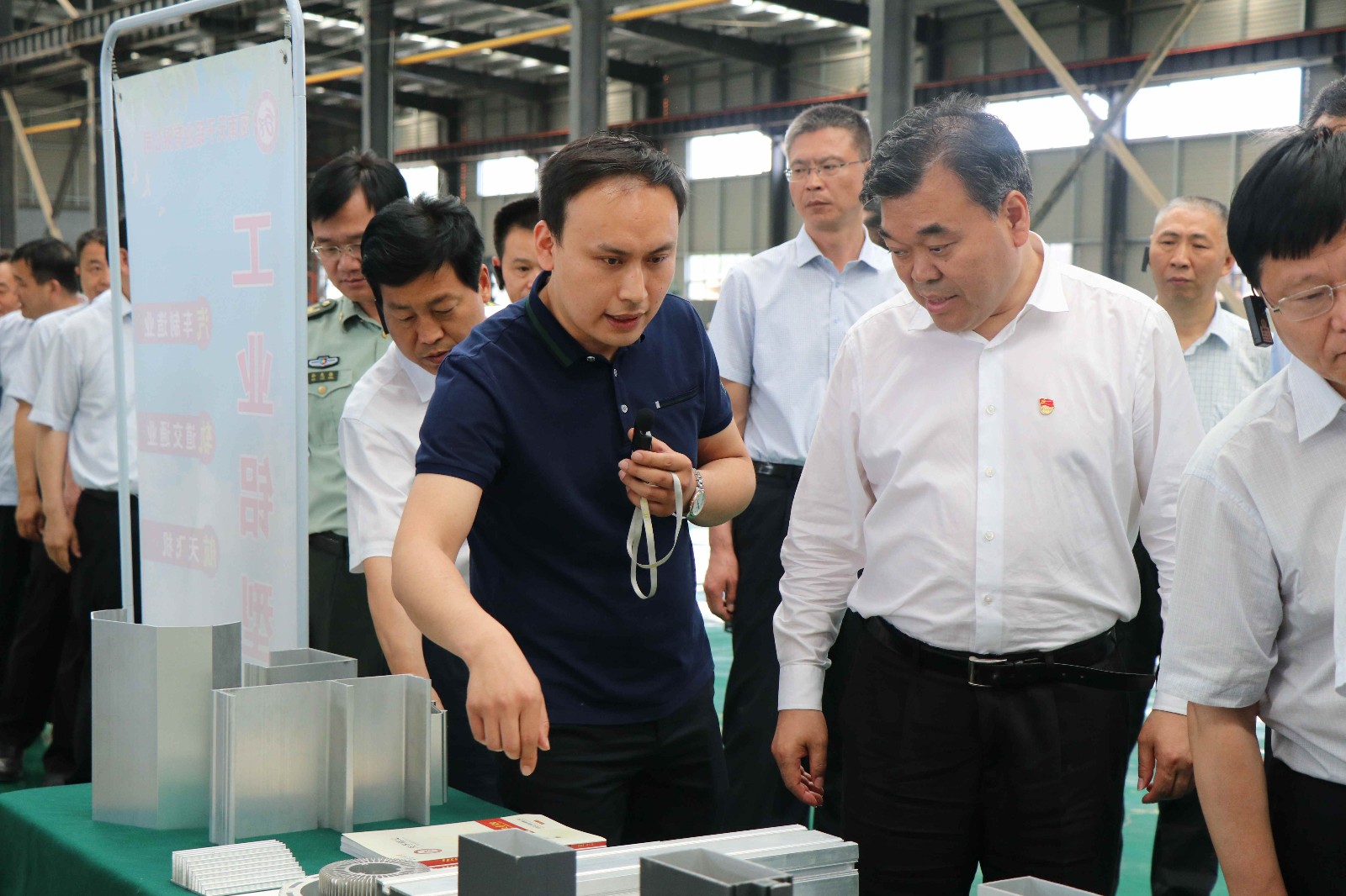 周口市市委书记刘继标莅临我公司观摩指导工作